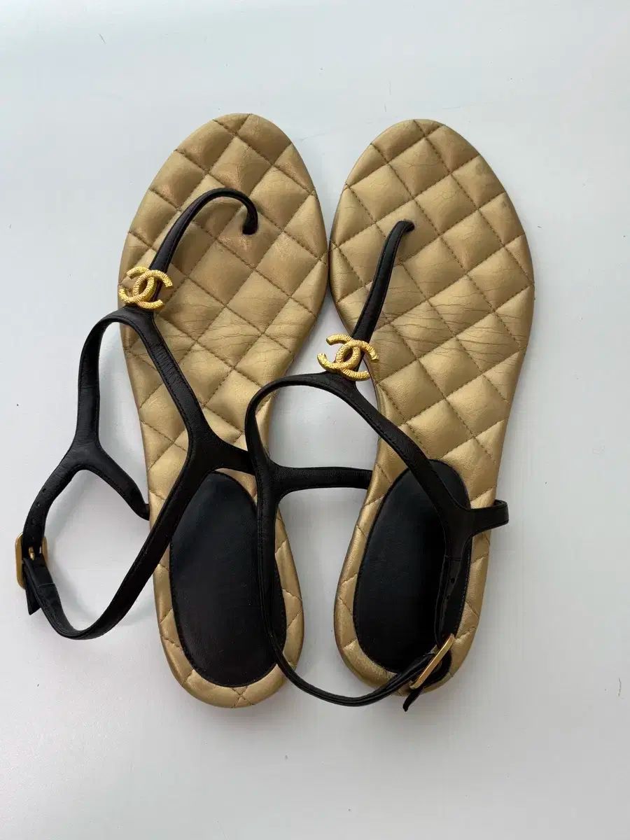CHANEL CCロゴ ビーチサンダル org.jpg