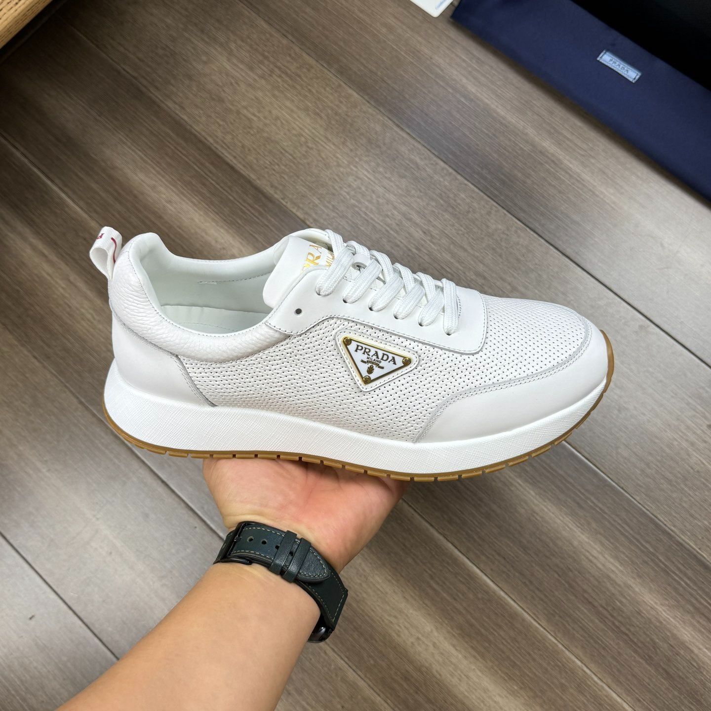 新品 PRADA（プラダ）メンズ スニーカー