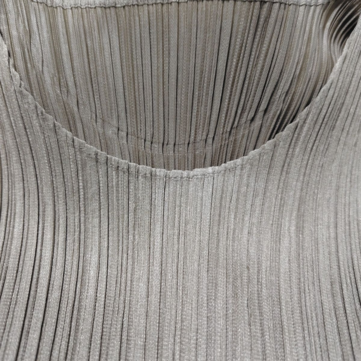 美品✨PLEATS PLEASE プリーツ　ベージュ　チュニック　スリット入り PLEATS PLEASE(プリーツプリーズ) チュニック サイズ3 L