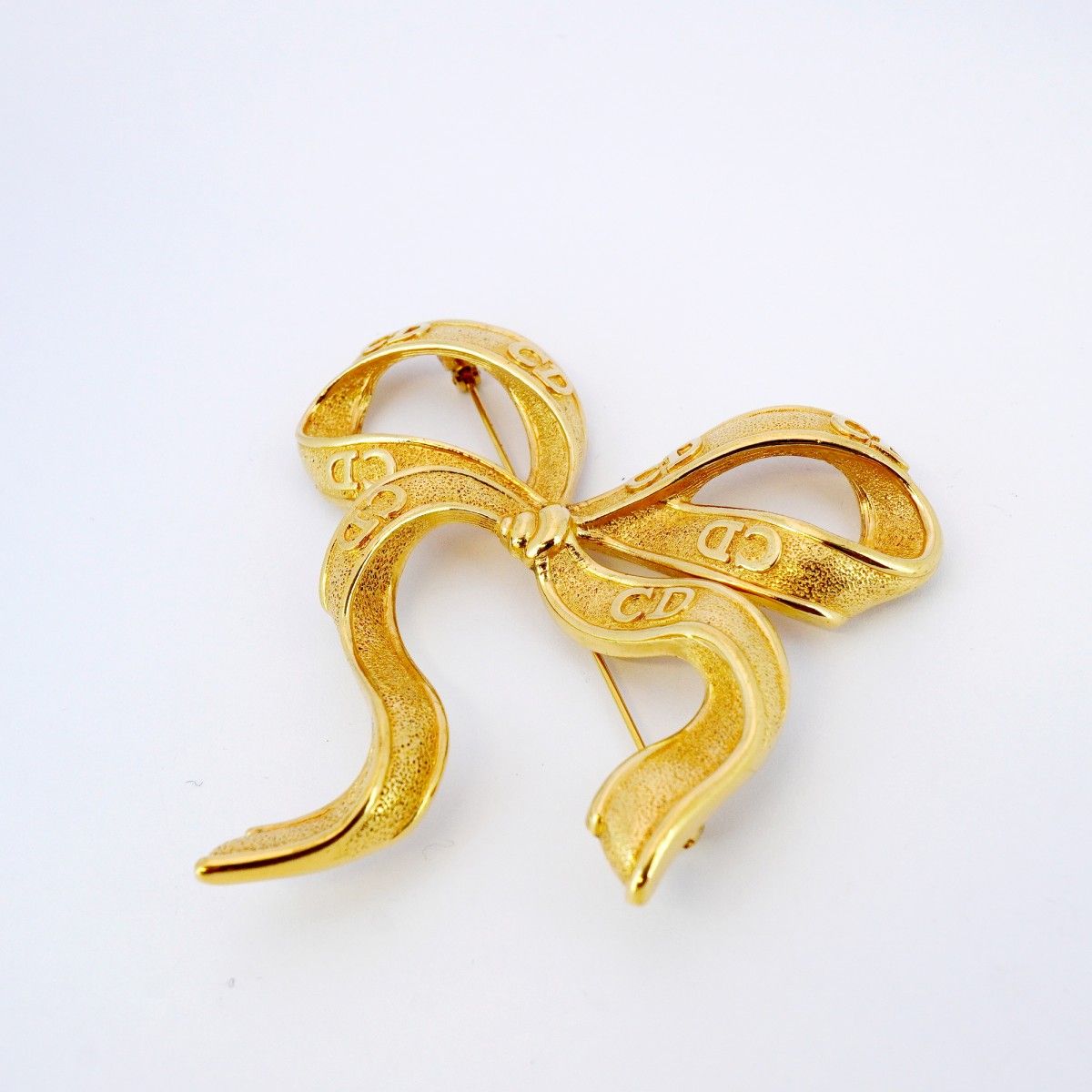 5jib0688 クリスチャンディオール ブローチ CDロゴ リボンモチーフ GPメッキ ゴールド レディース