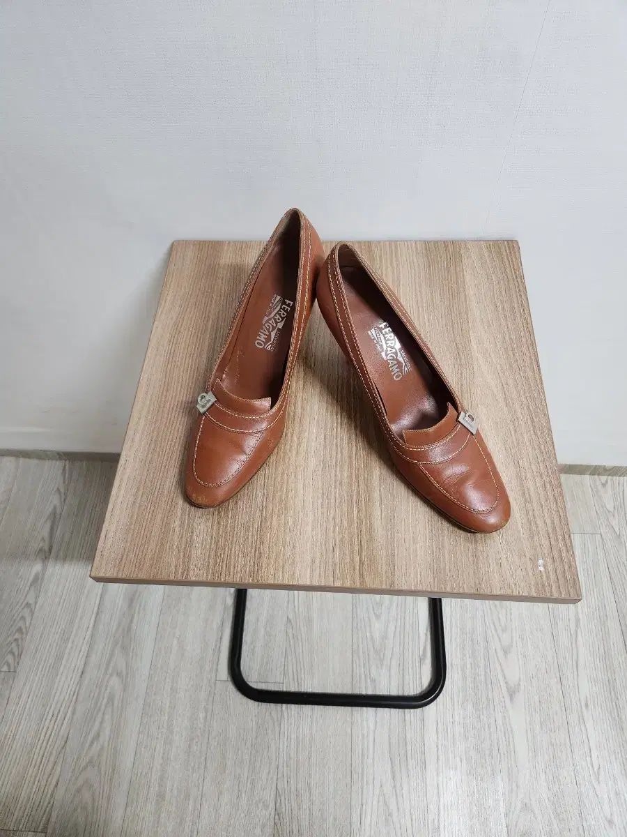 美品　フェラガモ　ローファー　茶色 FERRAGAMO(フェラガモ) ブラウン ローファー レディース 靴