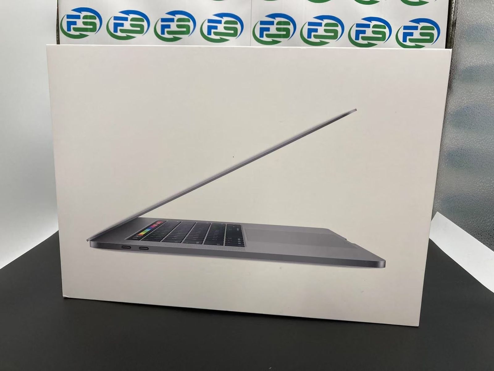 良品 Apple MacBook Pro 15インチ（i9-2.3GHz 8コア、512GB SSD）スペースグレイ　Mid 2019