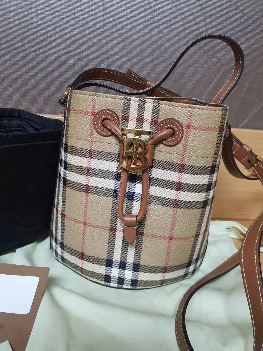 Burberry バーバリー TB ミニ バケットバッグ アーカイブ ベージュ 8096040 DECORATOM_COM_BR
