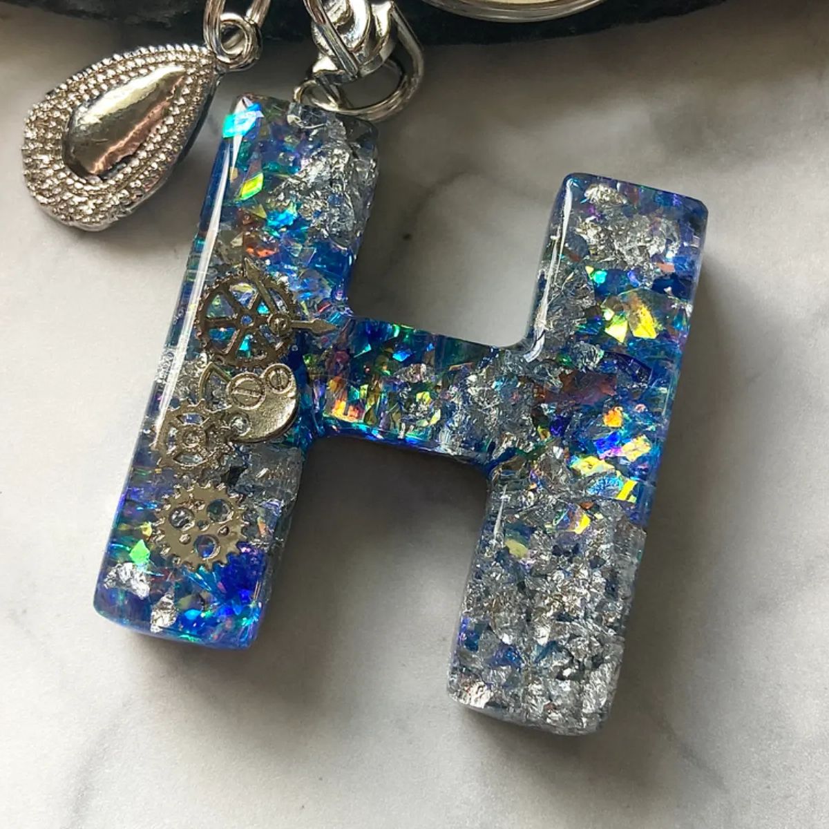 レジンイニシャルキーホルダー イニシャルキーホルダー レジン - おしげ♡ | minne byGMOペパボ