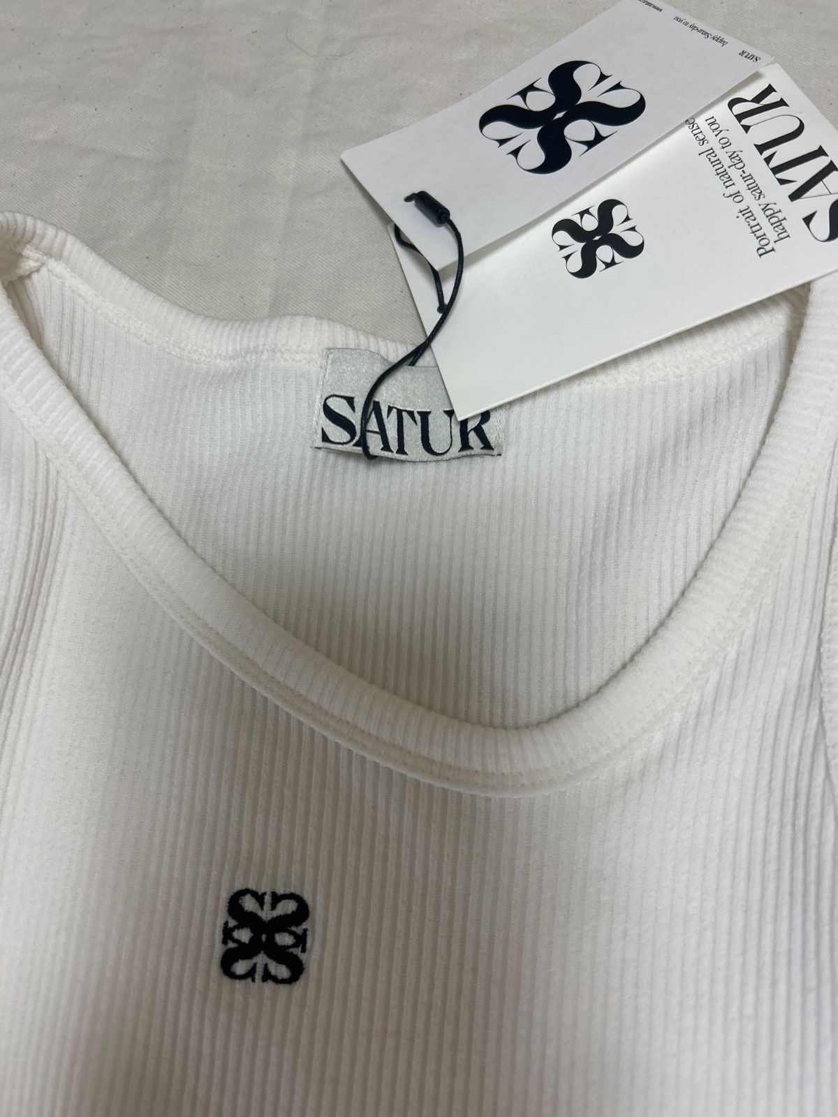 新品タグ付き未使用【韓国 SATUR】Unbalance Neck Line Layered