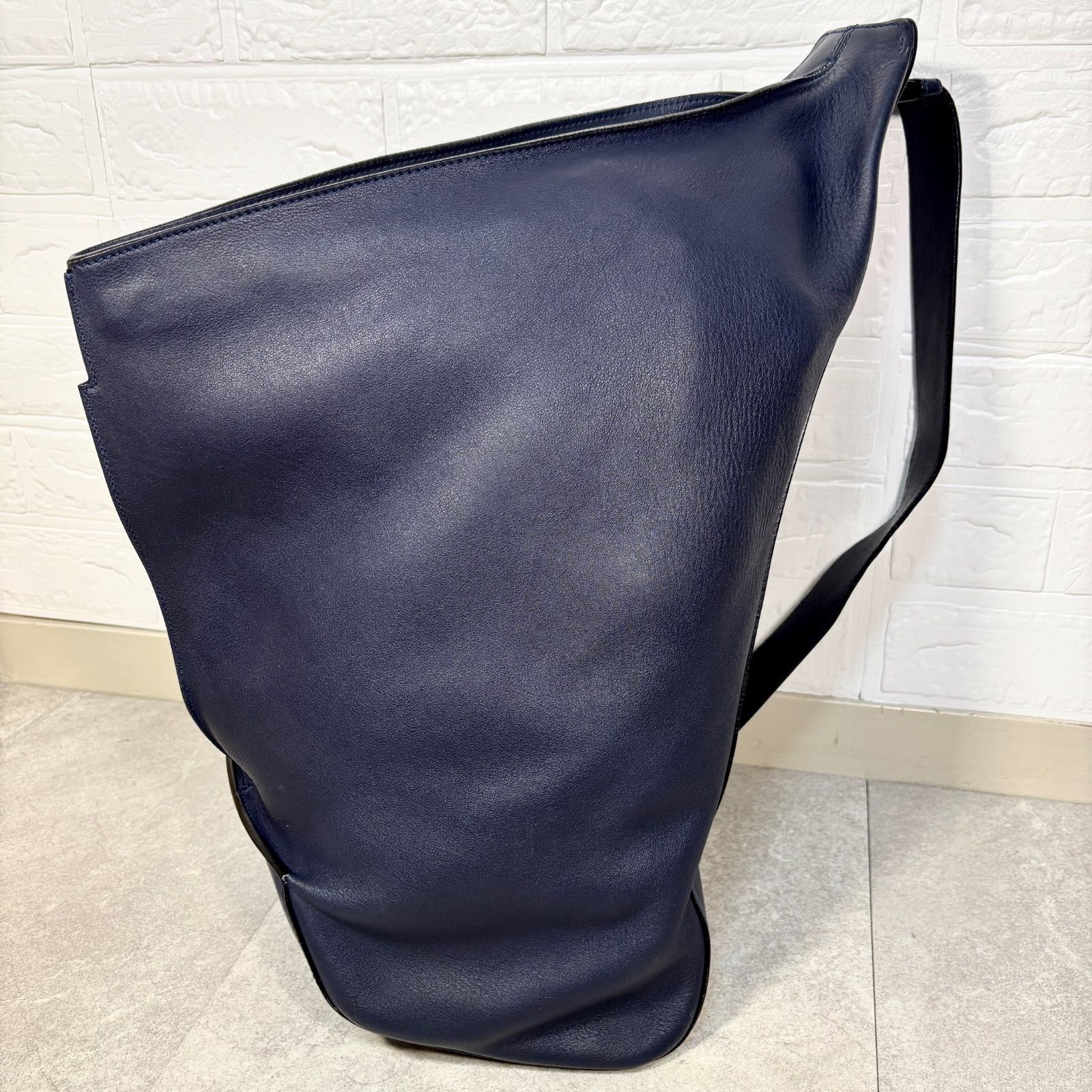 ロエベ　アントンスリング　アナグラム　ボディバッグ　レザー　ネイビー　斜め掛け LOEWE ロエベ アナグラム アントン スリング レザー ボディ