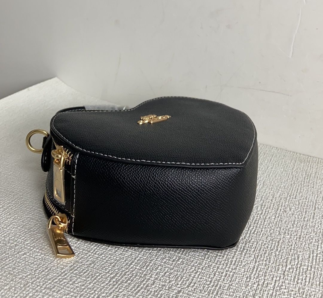 新品、未使用 COACH コーチ クロスグレインレザー ハート型 クロス  