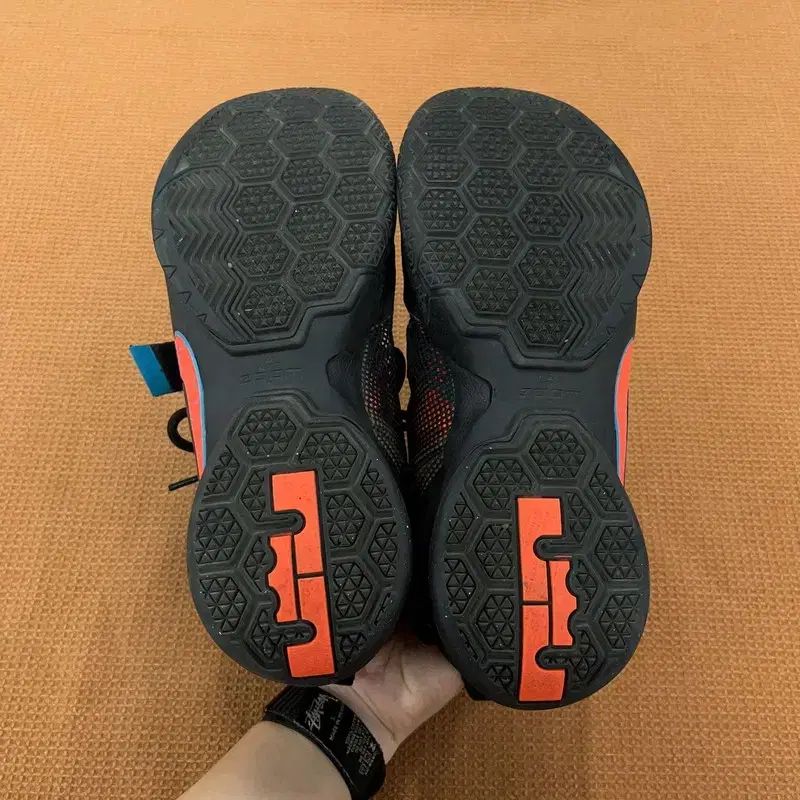 NIKE(ナイキ) レブロン ソルジャー 9 OKC バスケットシューズ NIKE(ナイキ) レブロン ソルジャー 9 OKC バスケットシューズ