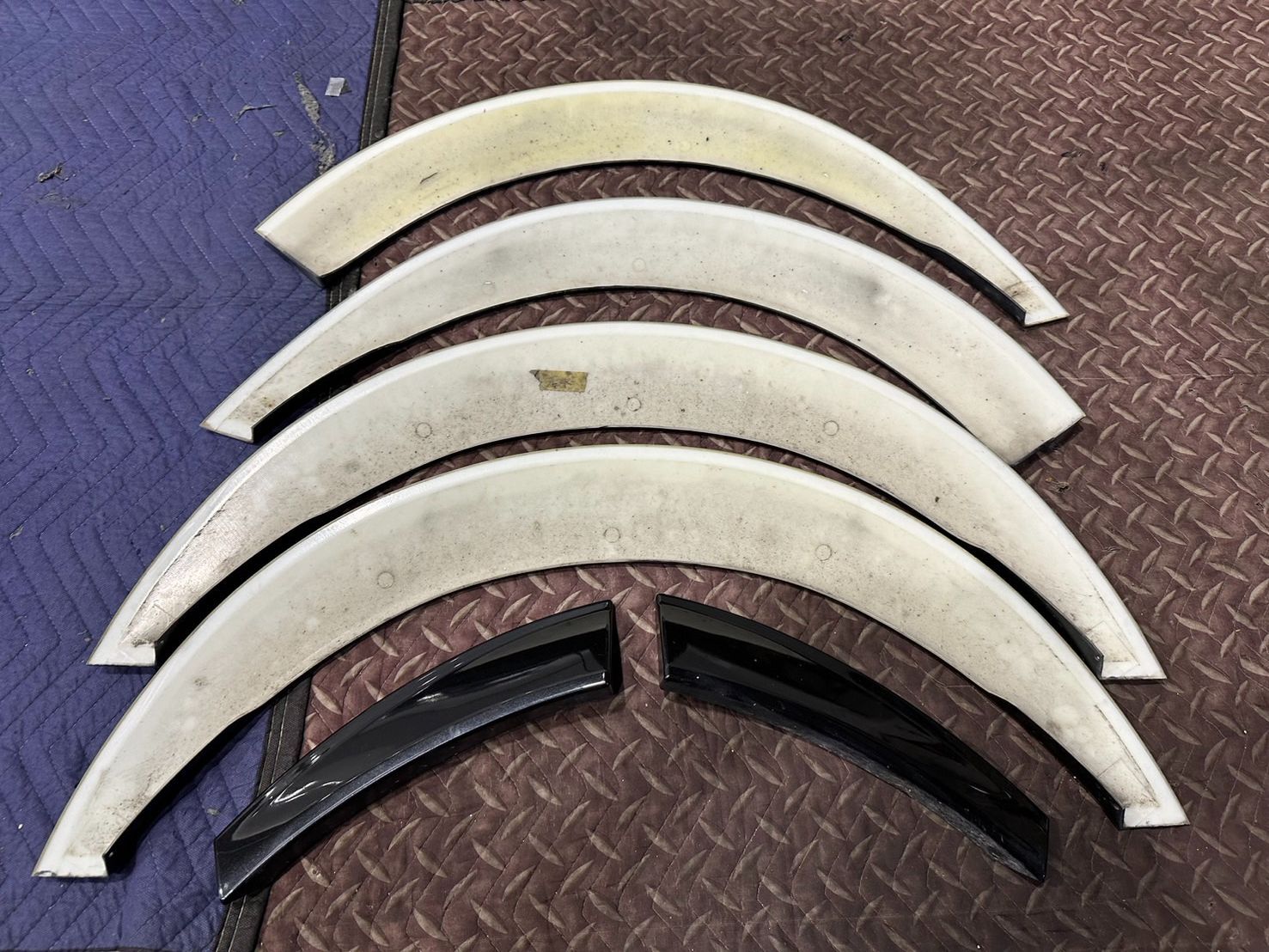 200系ハイエース】ESSEX 25㎜オーバーフェンダー［ブラックマイカ209