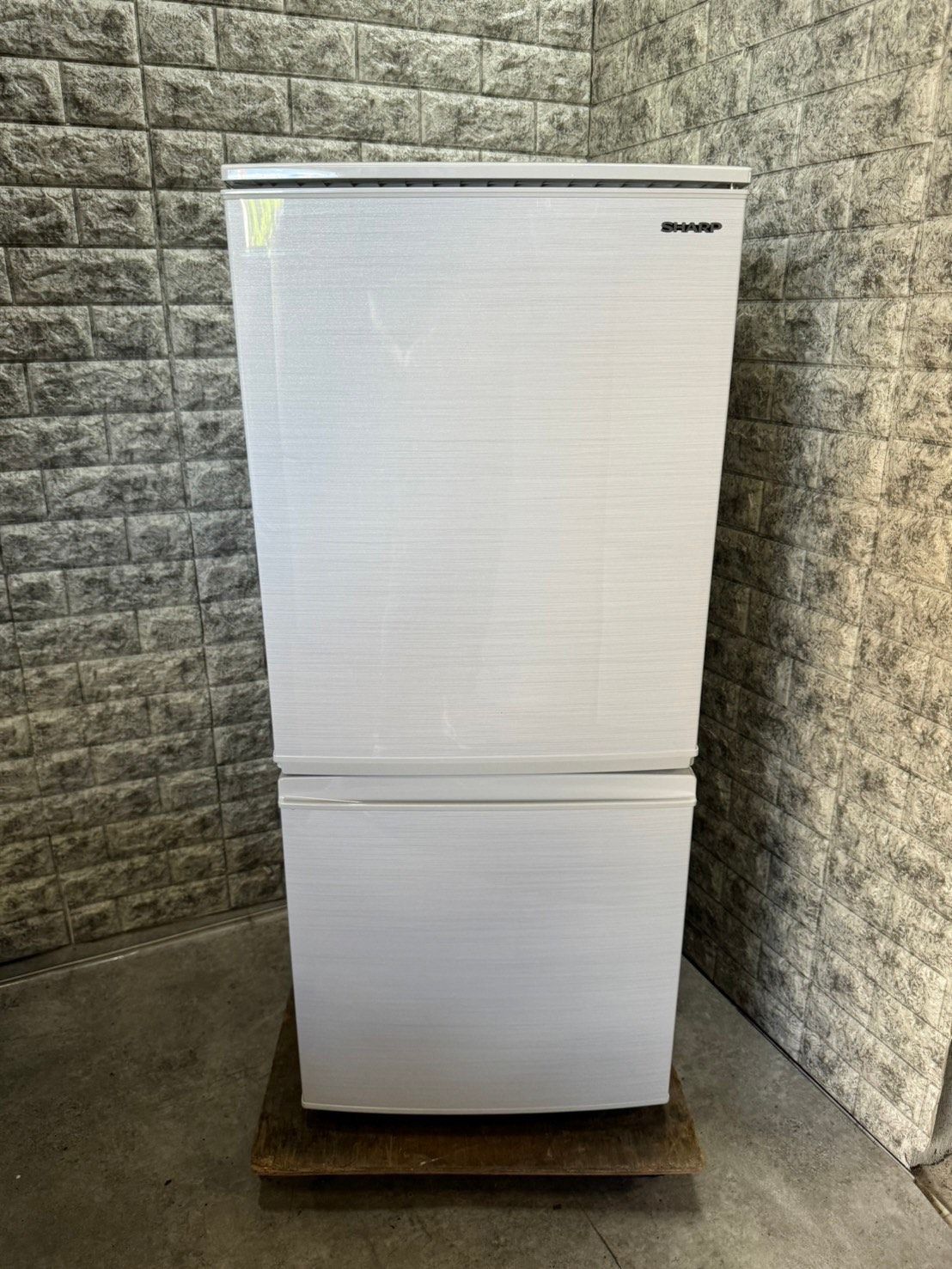 【美品】大阪送料無料★3か月保障付き★冷蔵庫★2020年★シャープ★137L★SJ-D14F-W★R-397 美品】大阪送料無料☆3か月保障付き☆冷蔵庫☆2020年