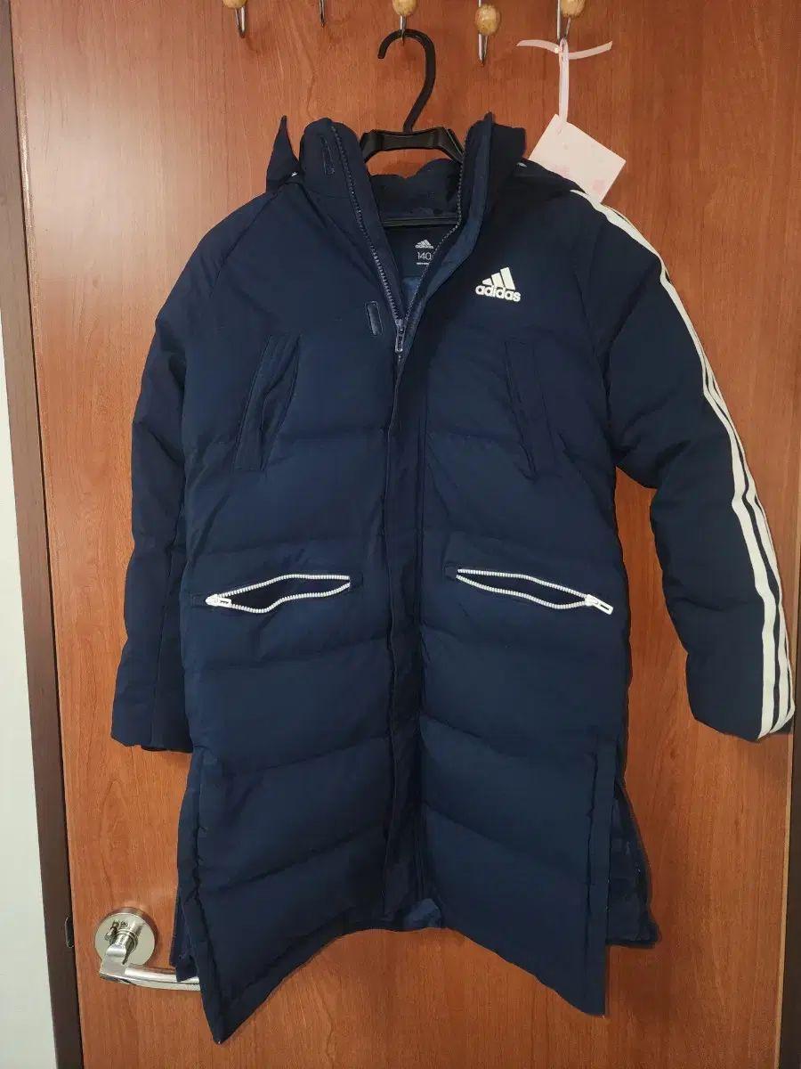 新品 adidas パデッドジャケット キッズ アウター ダウン 黒 青 140 adidas(アディダス) キッズ ダウンジャケット ロング丈 140