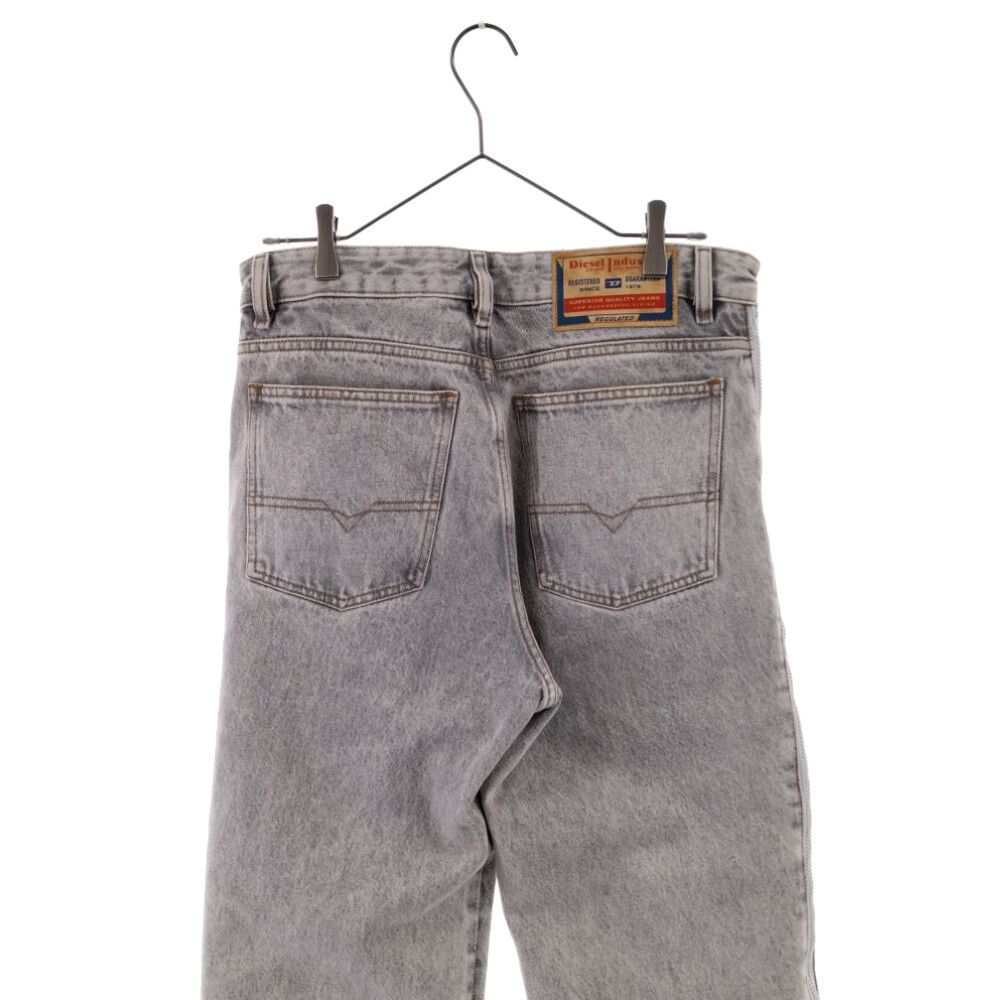 DIESEL (ディーゼル) 23SS Straight Jeans 1955 D-Rekiv 007f8  サイドジップデザイン3Wayストレートジーンズ ライトグレー A05548