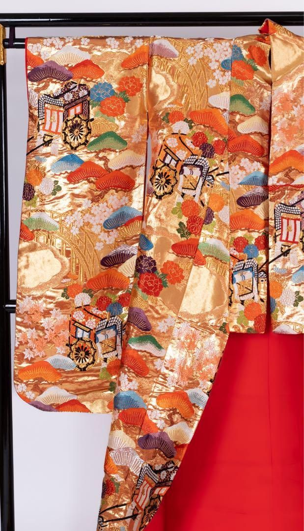 50%OFF! 125,000円→62,500円】花嫁色打掛け 金色/金刺繍 御所車/松 