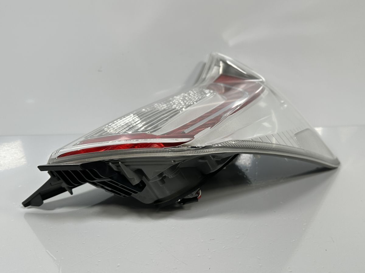純正 右テールランプ