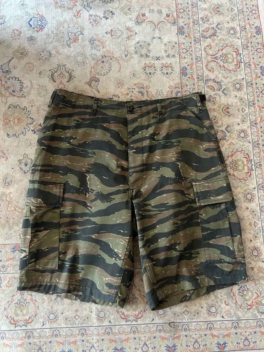 J.Lindbergゴルフ用ハーフパンツ J.LINDEBERG タグ付き 総柄ハーフ