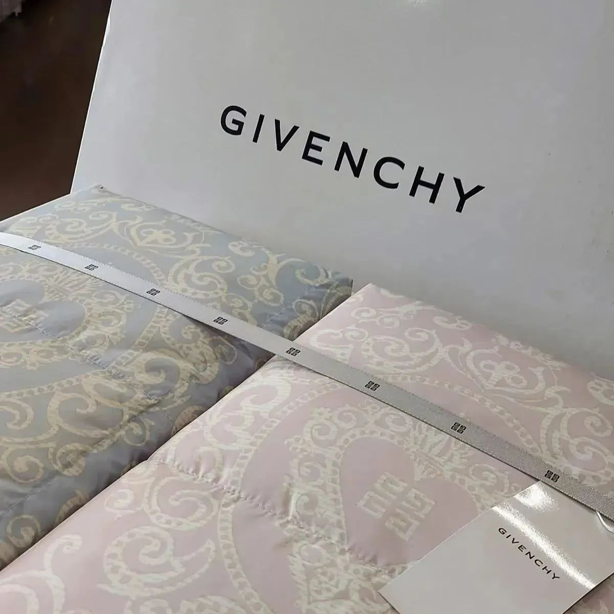 GIVENCHY ジパンシー　洗える羽毛掛け布団　２枚セット GIVENCHY ジパンシー 洗える羽毛掛け布団 2枚セット 〇