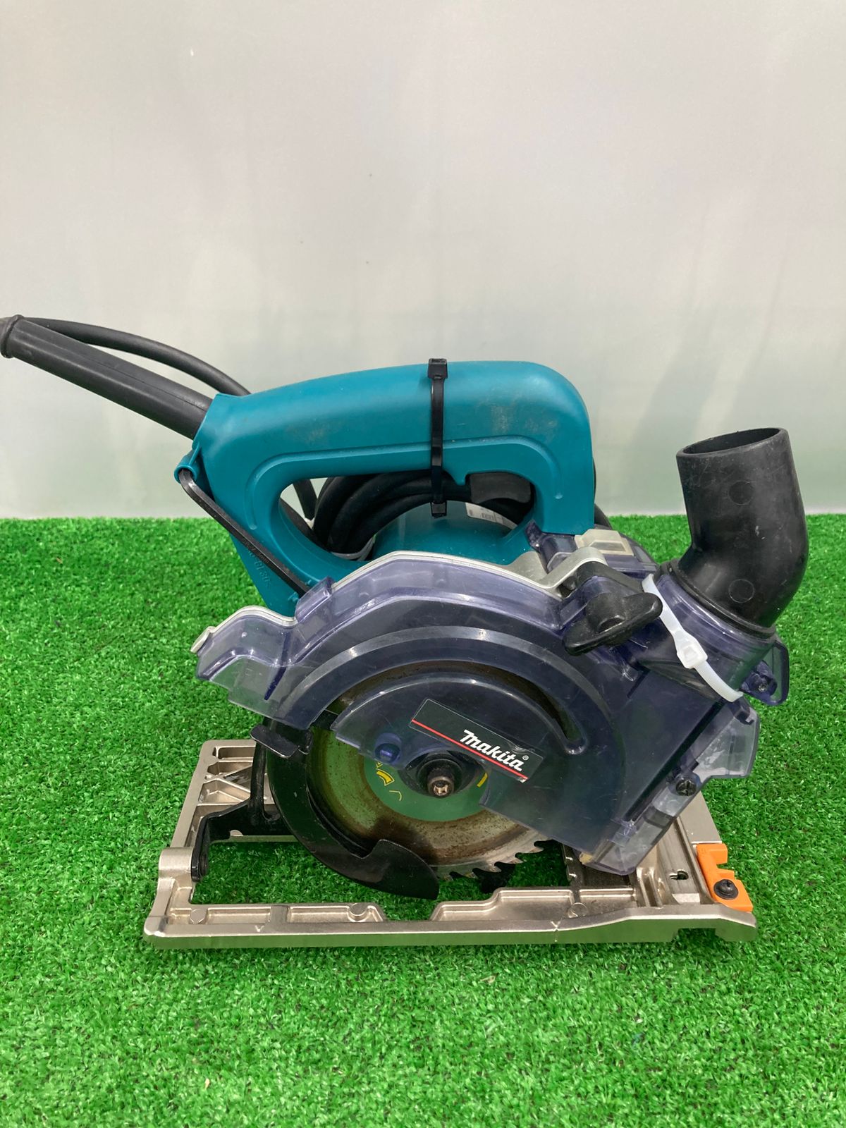 中古品】【0922】☆makita(マキタ) 125㎜防じんマルノコ 5055FKB 