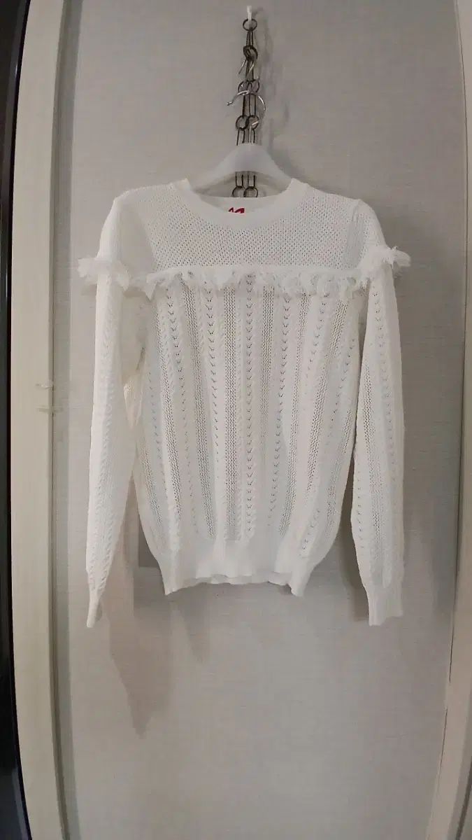 マスターバニーエディションの白ニット