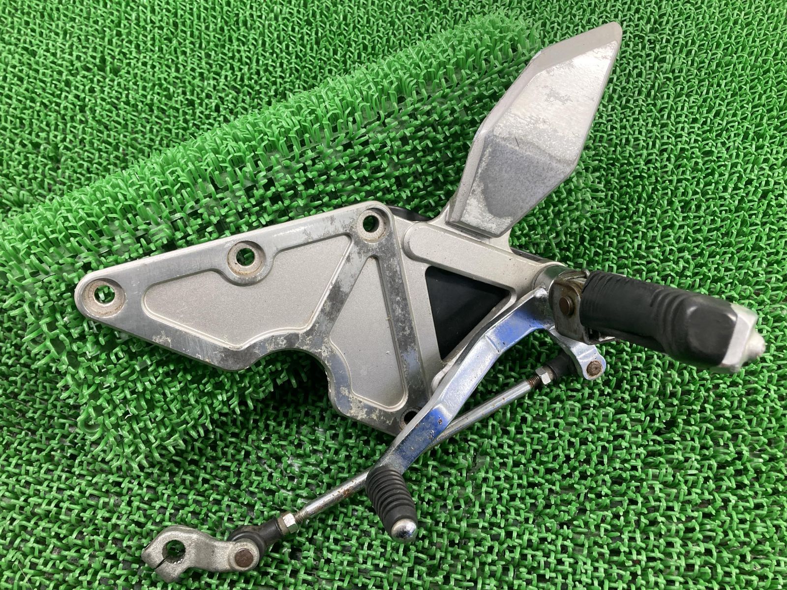 バンディット400 ステップ 左 スズキ 純正 中古 バイク 部品 GK75A BANDIT400 メインステップ シフトペダル シフトロッド 曲がり無し