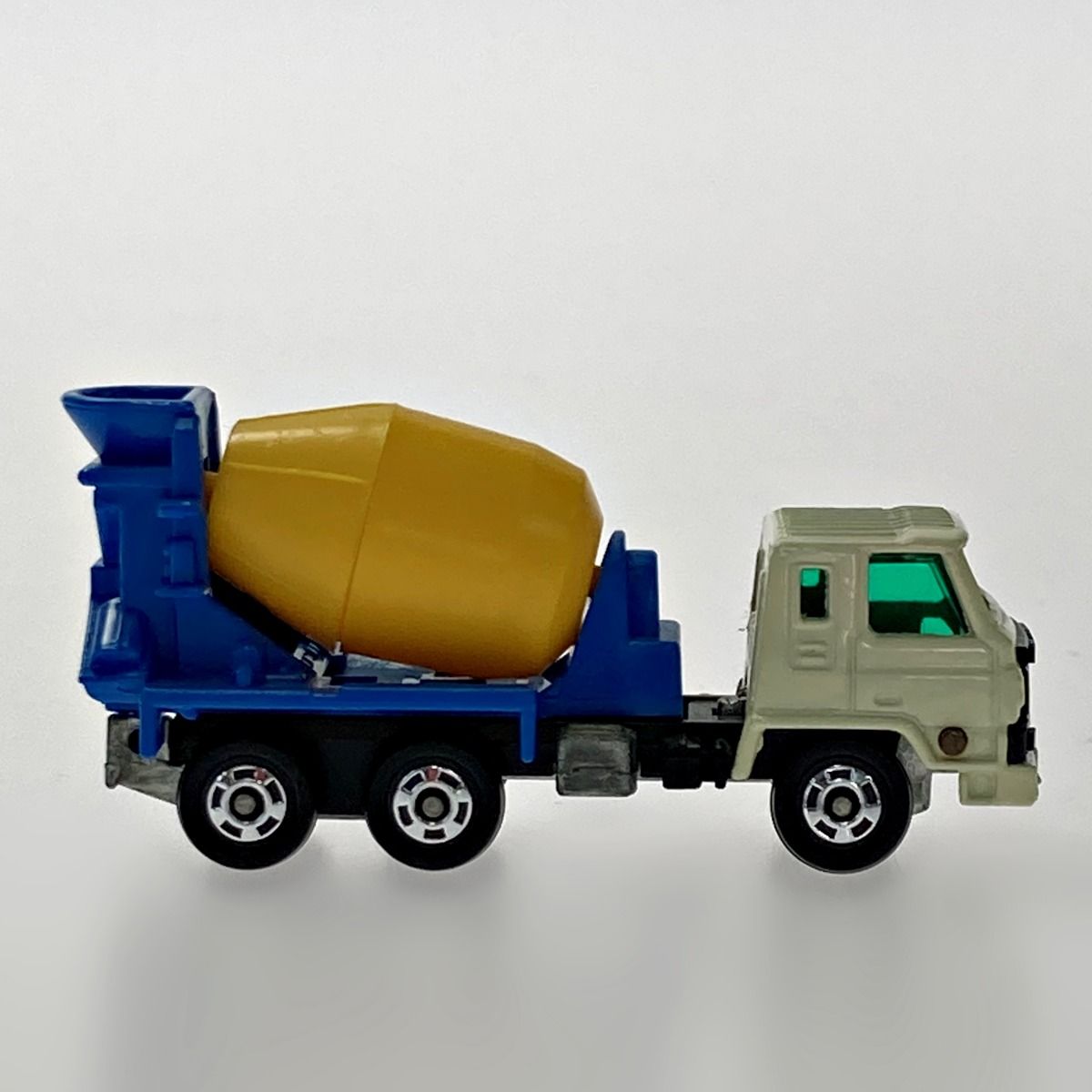 トミカ ミニカー 日産ディーゼル ミキサー車 ホワイト×ブルー×イエロー