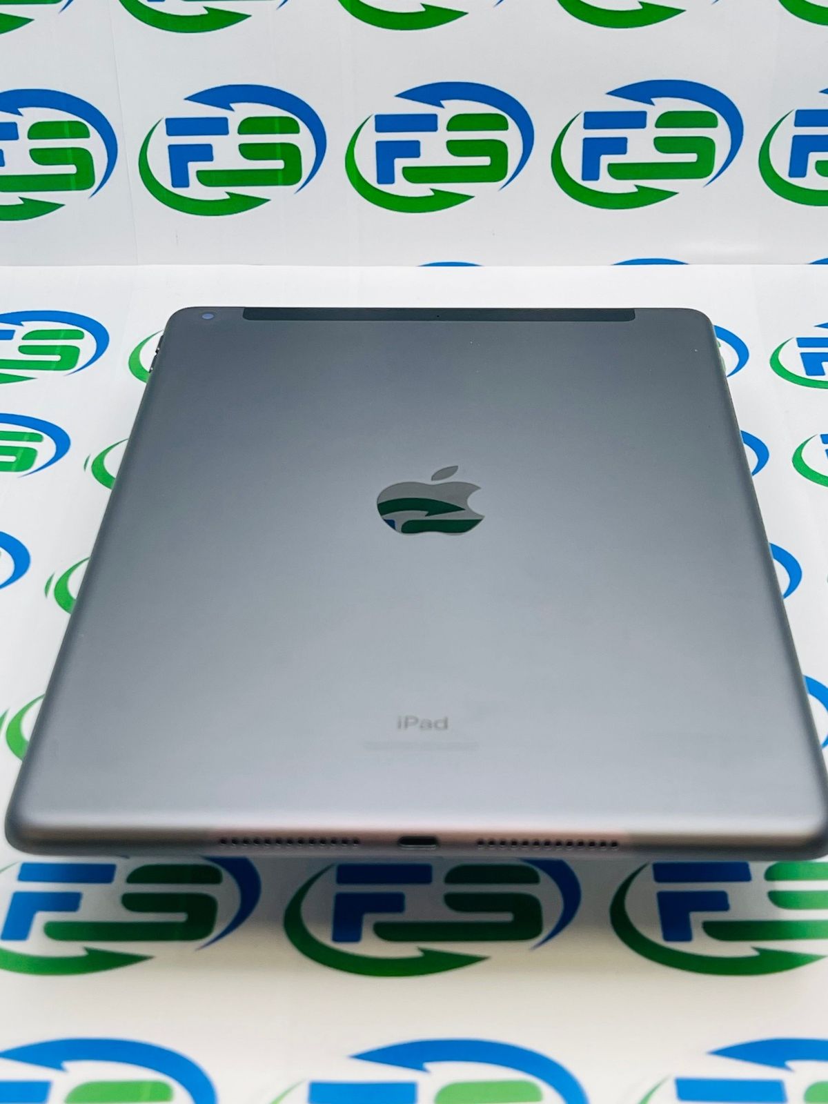 iPad 第7世代 Wi-Fi+ Cellular 32GB スペースグレイ MW6A2J/A A2198 