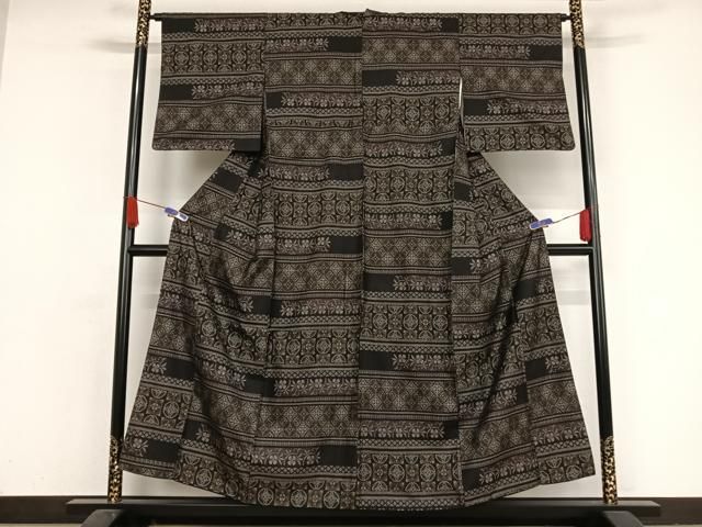 平和屋着物●本場大島紬　9マルキ　泥染め　地空き　椿　正絹　逸品　CAAR8170vf 平和屋着物○本場大島紬 9マルキ 泥染め 地空き 椿 正絹 逸品 CAAR8170vf