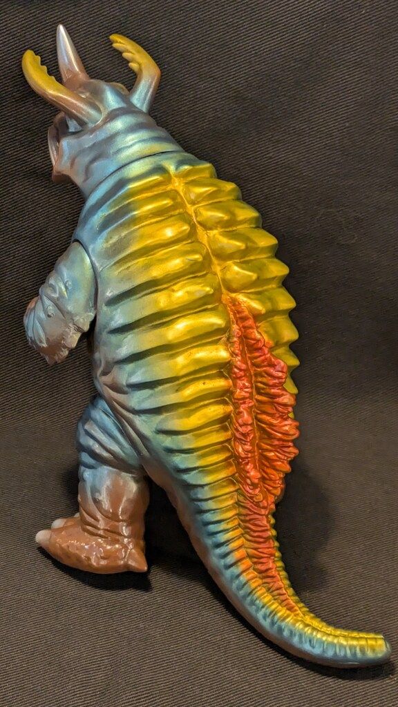 やまなや 怪獣郷|ウルトラマン ネロンガ|茶成型|金 メタ青 メタ赤 銀塗装