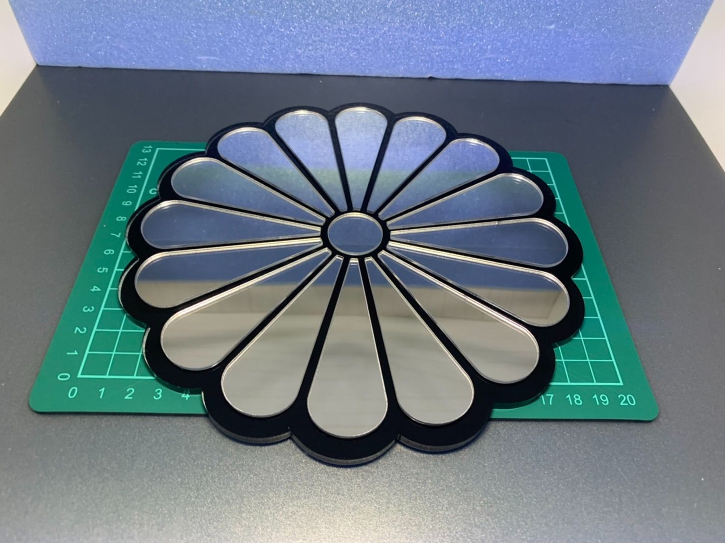 菊紋菊型 プレート エンブレム 直径約20CM - メルカリ