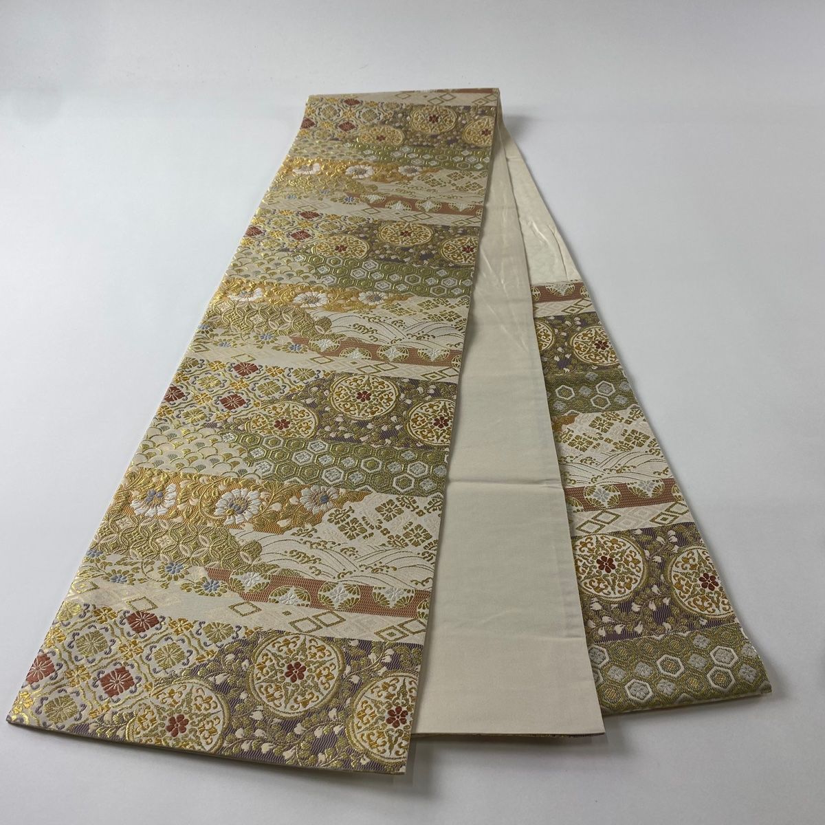 【未使用】上品な正絹袋帯 金糸 花唐草文様　横段 袋帯 秀品 華文 花唐草 金銀糸 箔 銀色 六通 正絹｜中古・古着