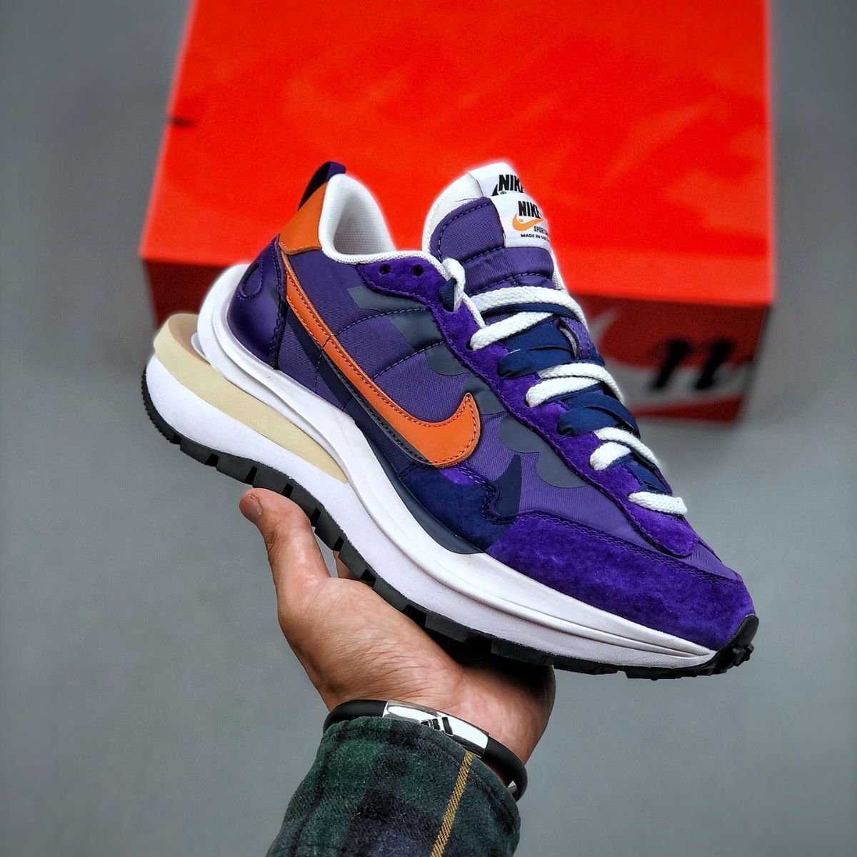 新品未使用 ナイキ スニーカー Sacai x Nike VaporWaffle dark iris カジュアルシューズ 男女兼用 並行輸入品