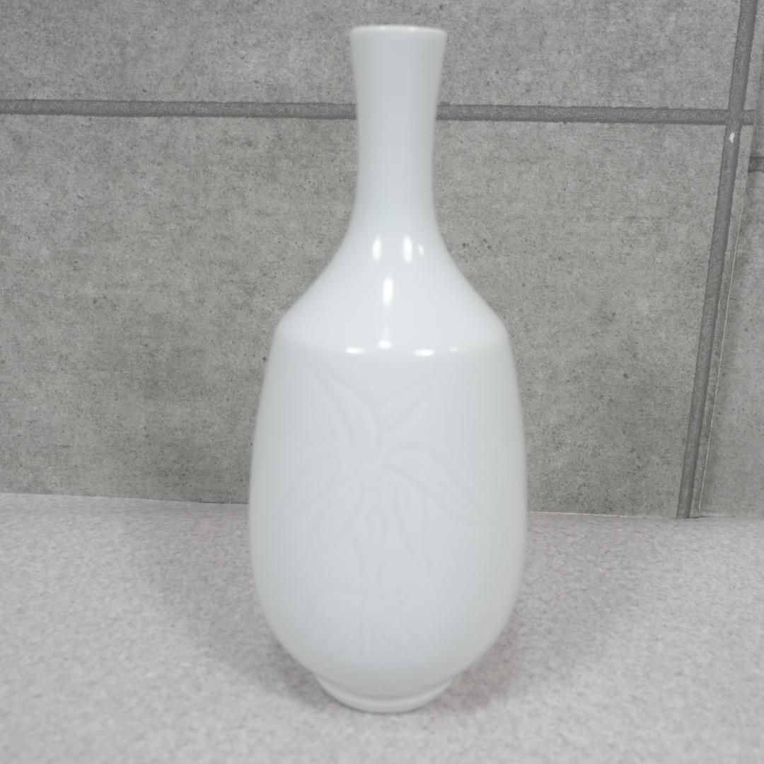 美品・新品未使用【井上萬二】白磁染麦彫　小花瓶　人間国宝 ふるさと納税限定品】 人間国宝 井上萬二作 白磁線鶴首花瓶