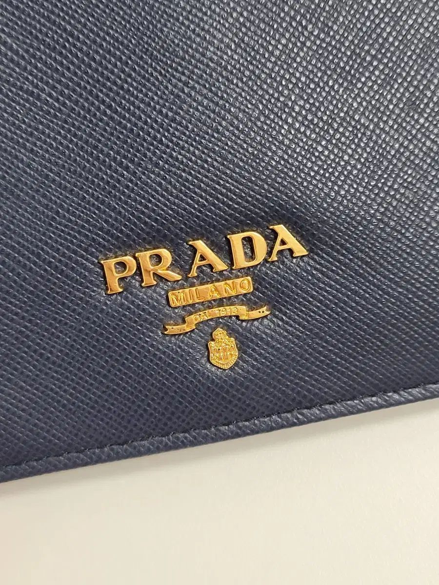 ★【PRADA】 メタルロゴ サフィアーノ カードウォレット★ PRADA(プラダ) サフィアーノ メタルロゴ カード ミドル