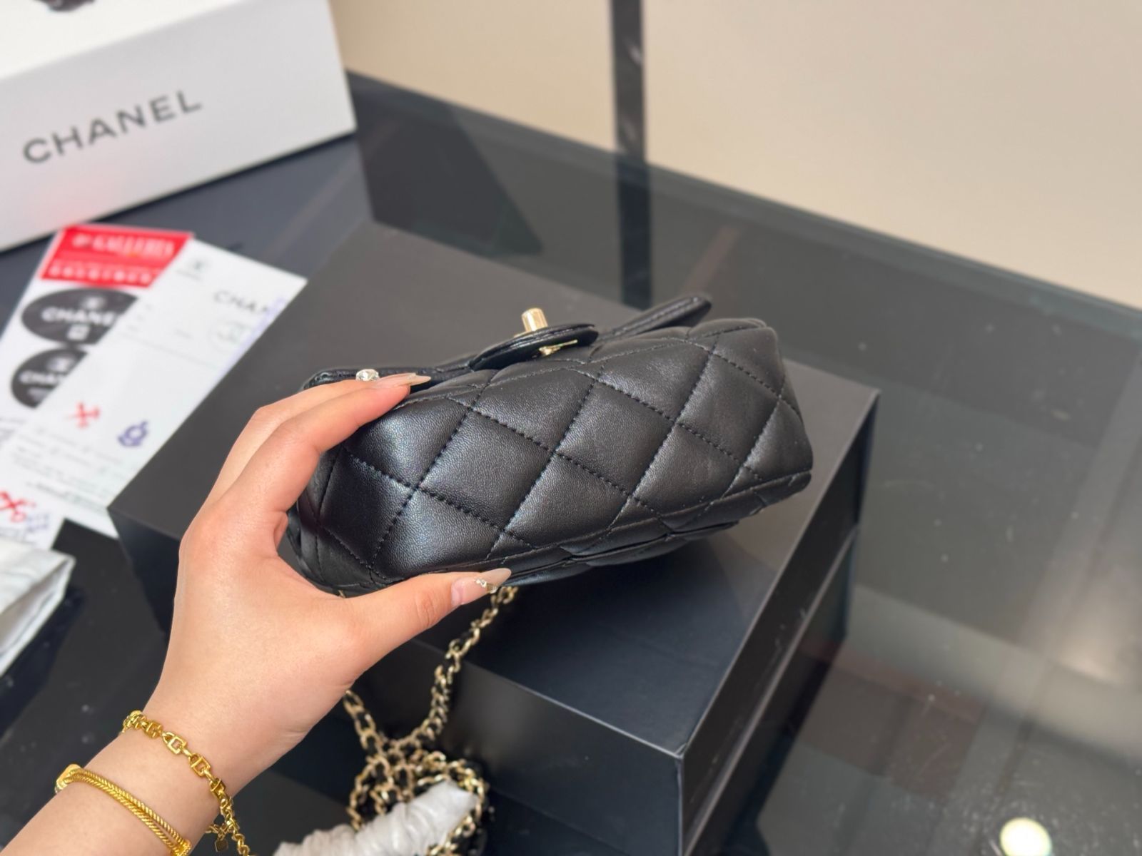 ハンドルがお洒落でエレガントな♪【CHANEL】25P ハンドバッグ 今日特価】Chanel 25P ブラックゴールド ハンドルバッグ！国内