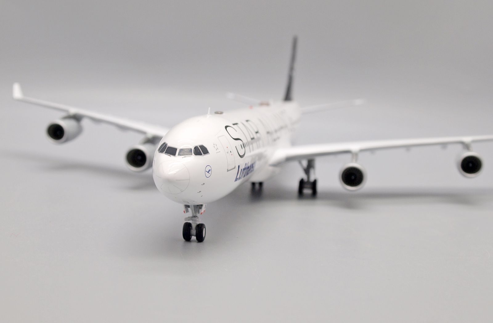 ルフトハンザ A340-300 D-AIGN 1/200 Lufthansa Airbus A340-300 D-AIGS Football Nose With Stand B