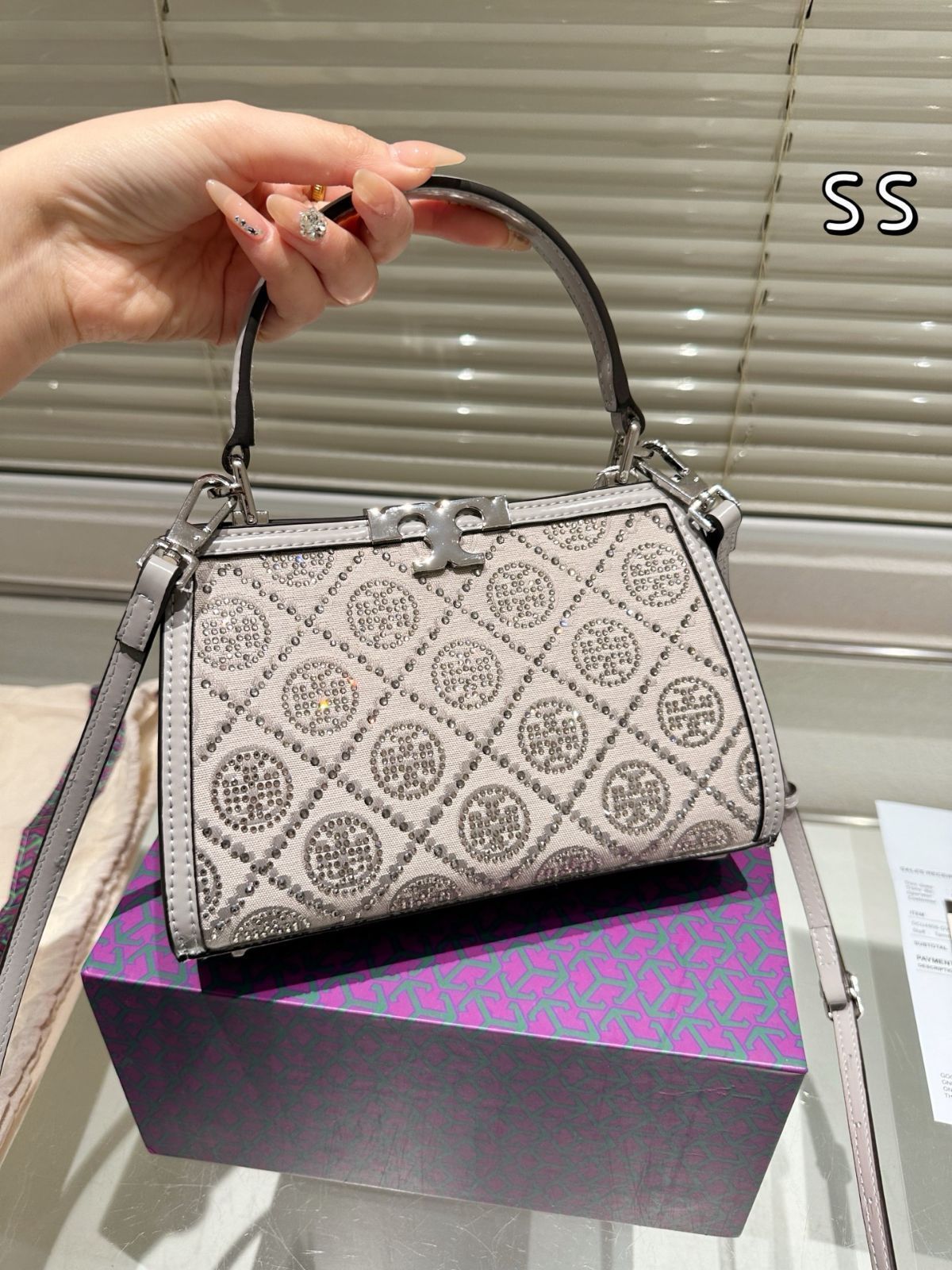 Tory Burch アイボリーハンドバッグ トリーバーチ TORY BURCH Tモノグラム エンボス プチバレル