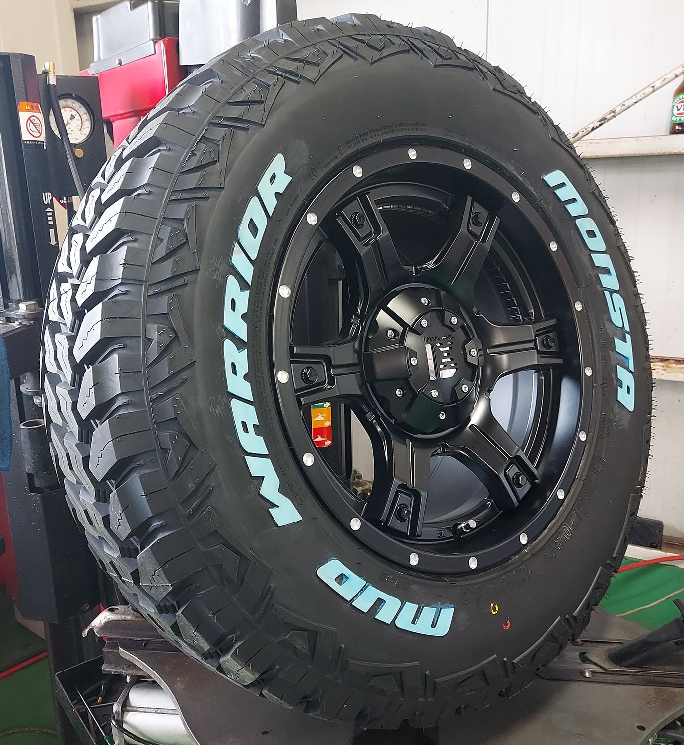 JEEP JK JL ラングラー 等 17インチ LEXXEL OutLaw アウトロー MONSTA MUDWARRIOR 265/65R17 265/70R17  タイヤホイールセット - メルカリ