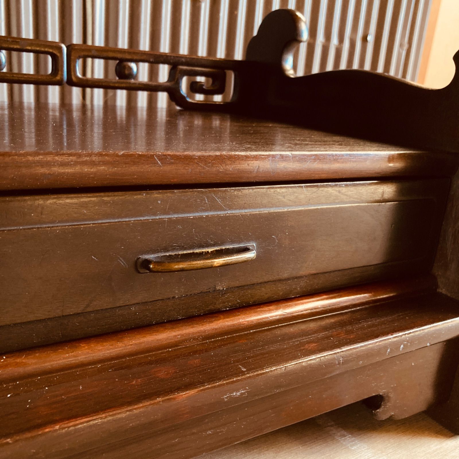 ちょっと中国風な感じもする 飾り棚