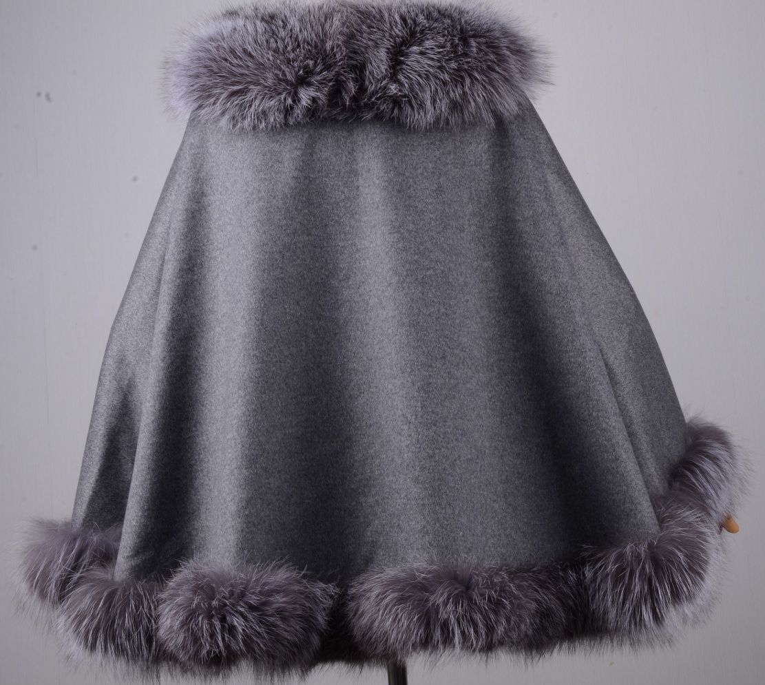 業界最安値の30%OFF～50%OFF!!  優しい雰囲気の大判カシミヤ シルバーフォックスファー付きケープポンチョ毛皮