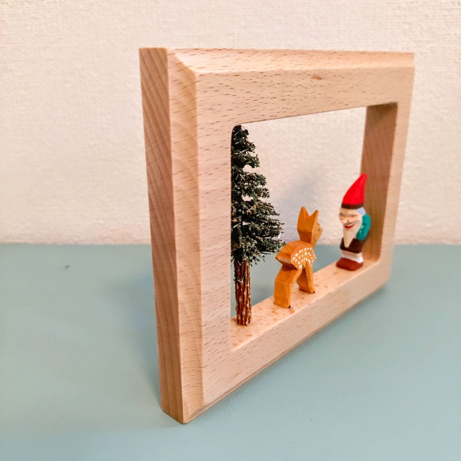 ドイツ ヘルビッヒ工房 ドワーフと子鹿 壁飾り ドイツ工芸品 木製 エミール・ヘルビッヒ工房