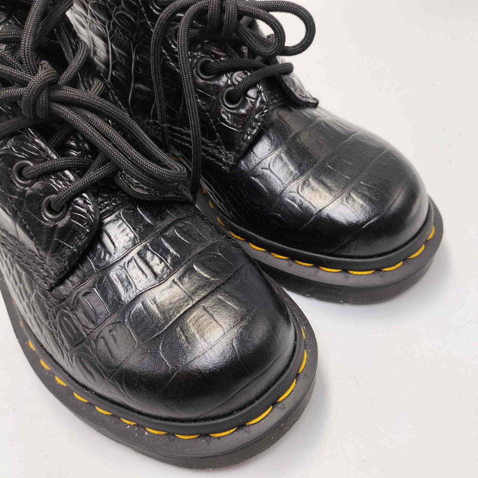 ドクターマーチン 8ホール型押しブーツ 新品未使用ドクターマーチン☆クロコ型押し8ホールブーツ22センチ黒