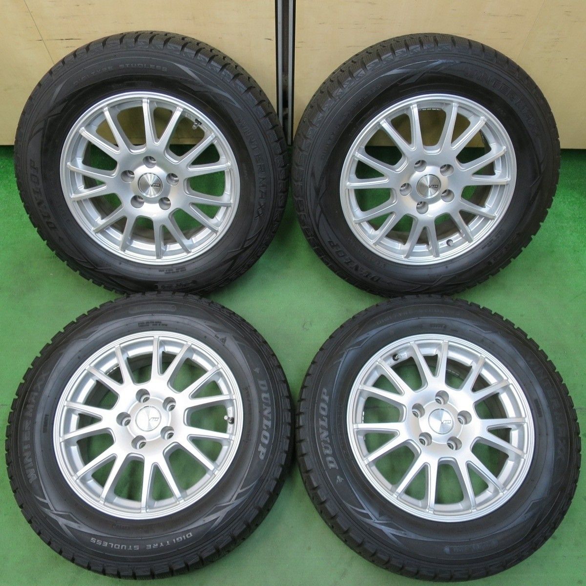 バリ溝 キレイ ほぼ10分 スタッドレス 215 65R16 ダンロップ ウインターマックス WM01 VTO 社外 アルミ 16インチ PCD114.3 5H 5031704イス