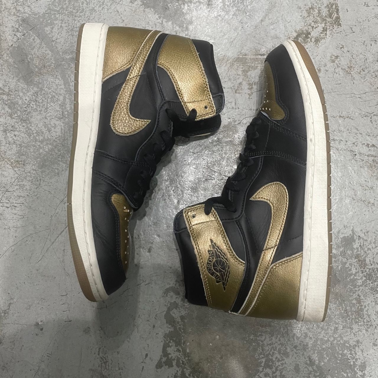 NIKE Air Jordan 1 Retro High OG Black and Gold ジョーダン1