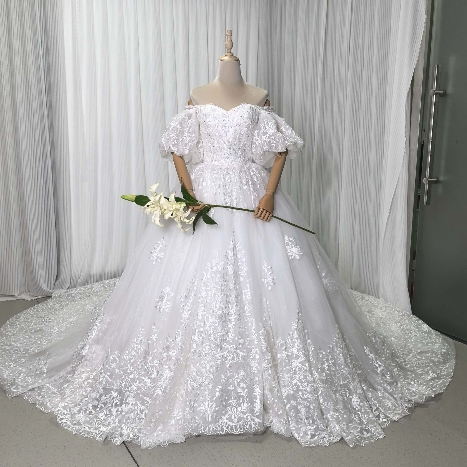 ウェディングドレス パフスリーブ キラキラ光る刺繍 華やか 憧れのドレス 結婚式 華やかなトレーン