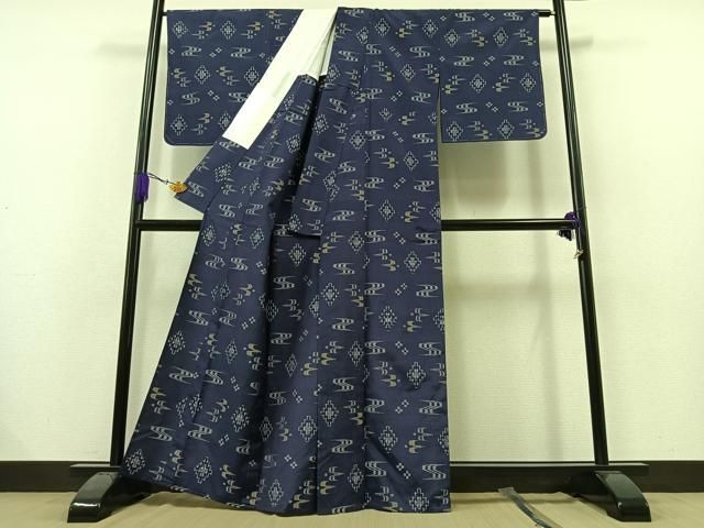 平和屋着物○本場琉球絣 紬 蜀江花文 正絹 逸品 AAAZ4767ck