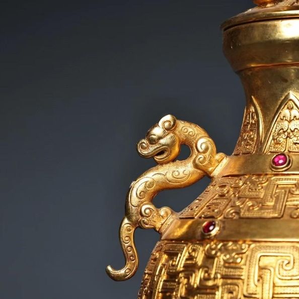中国古美術・銅製の高浮き彫り鎏金宝石を嵌め缶・茶道具・置物・文房具・案頭・純銅 中国古美術・銅製の高浮き彫り鎏金宝石を嵌め缶・茶道具・置物