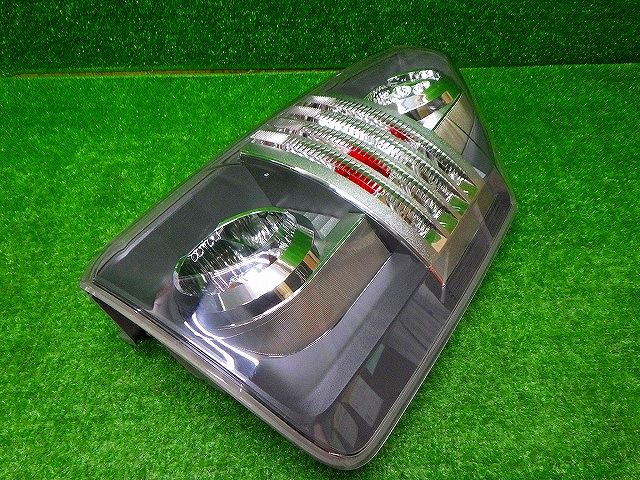LED球切れ無 トヨタ ZRR70/75 ヴォクシー 前期 右テールレンズ 28-199