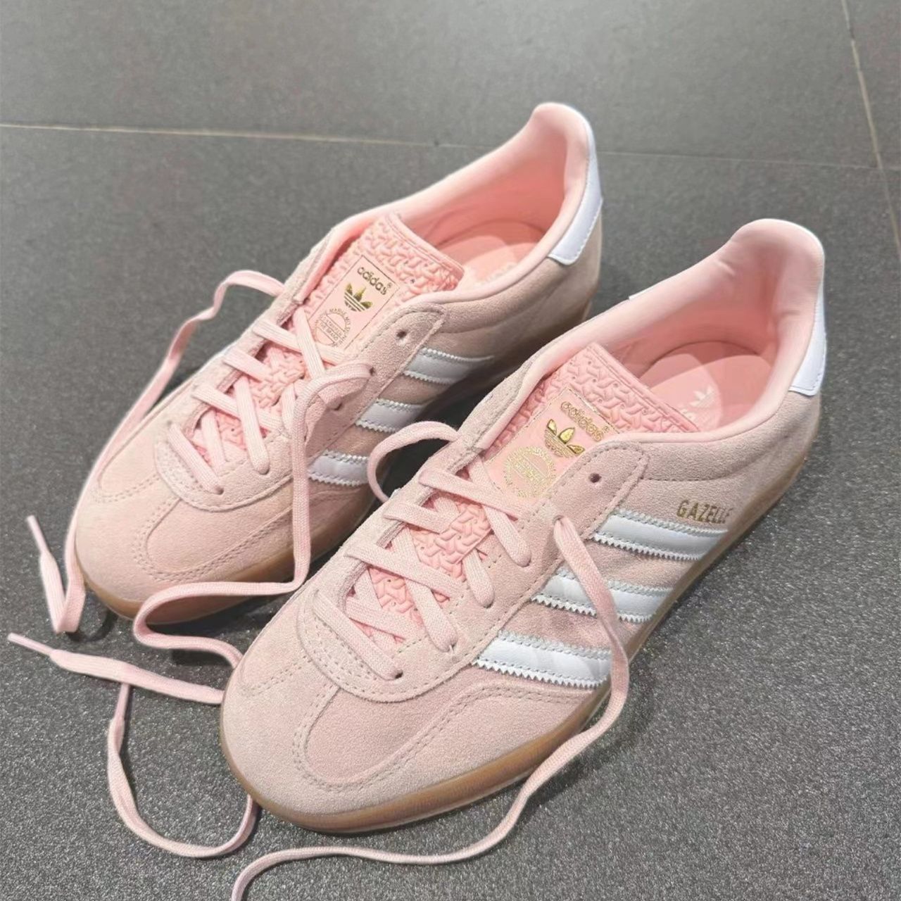 adidas Originals WMNS Gazelle Indoor "Sandy Pink/Footwear White/Gum" アディダス オリジナルス ウィメンズ ガゼル インドア "サンディーピンク/フットウェアホワイト/ガム" スニーカー