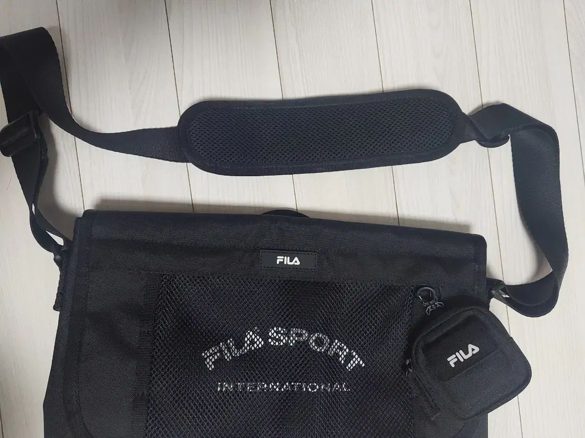 FILA(フィラ)★ベーシックラージメッセンジャーバッグ FILA(フィラ) メッセンジャーバッグ - メルカリ