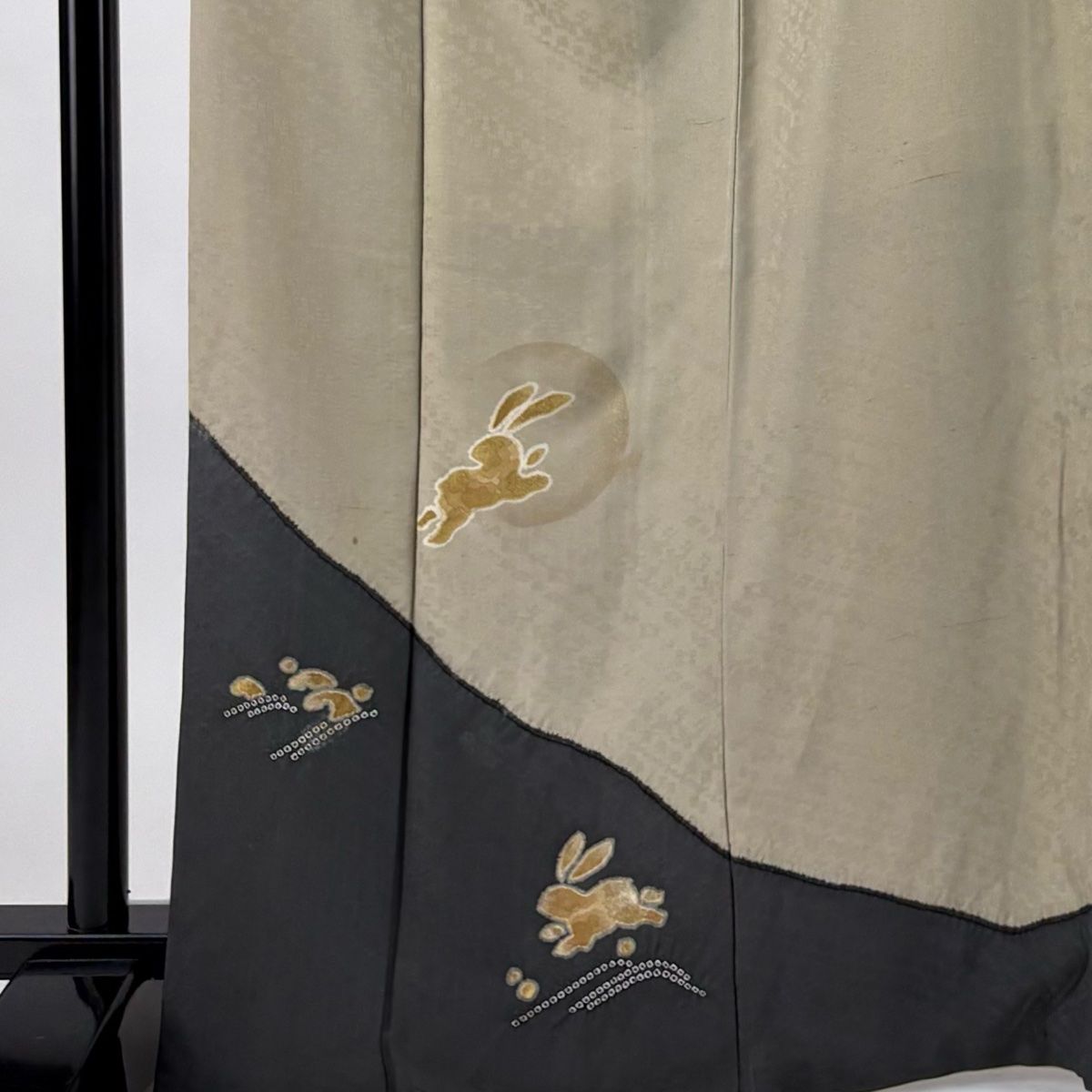 付下げ 身丈167cm 裄丈69.5cm L 袷 兎 月 絞り 金彩 薄茶色 正絹 名品  