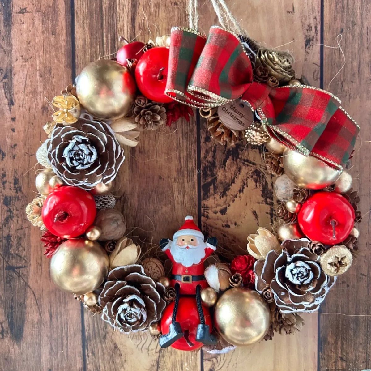 6-153 早割クリスマスリース サンタクロース りんごと木の実のリース